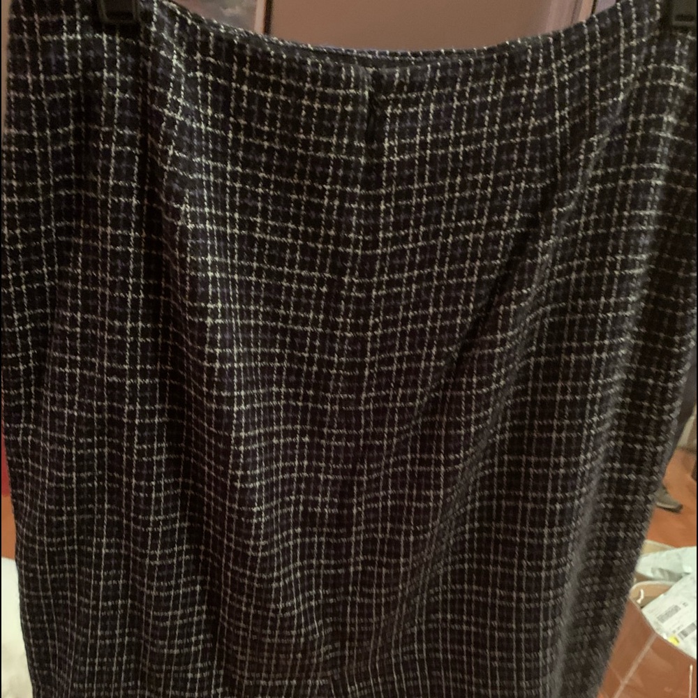 Lined skirt back zipper